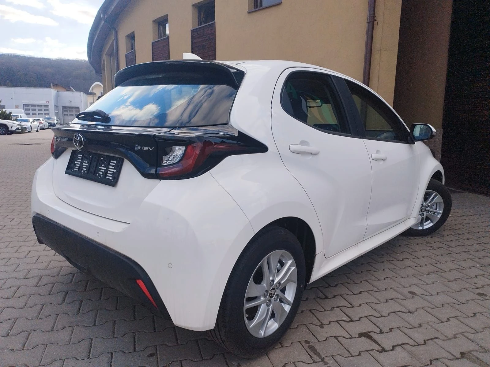 Toyota Yaris 1.5 HEV COMFORT - изображение 4