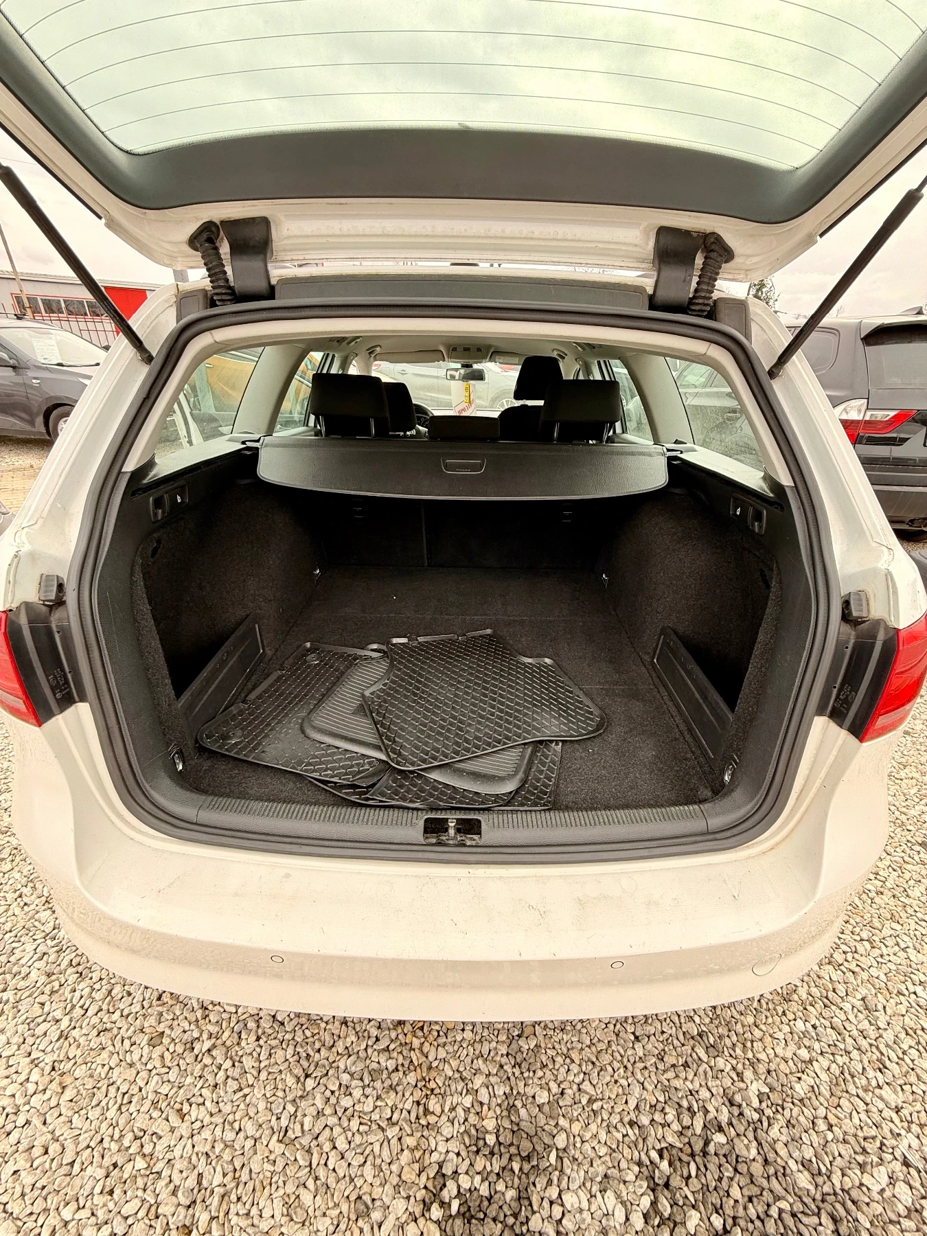 VW Passat 1.6* Нов в внос* Клима* Нави* 105* Бартер* Реален*, снимка 15 - Автомобили и джипове - 53944147