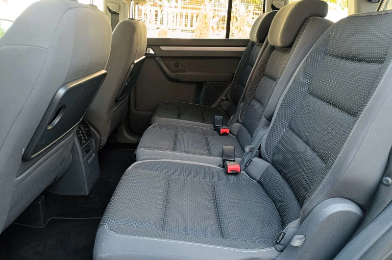 VW Touran 7 места, 1, 6TDI 105к.с. Топ състояние, снимка 14 - Автомобили и джипове - 47434960