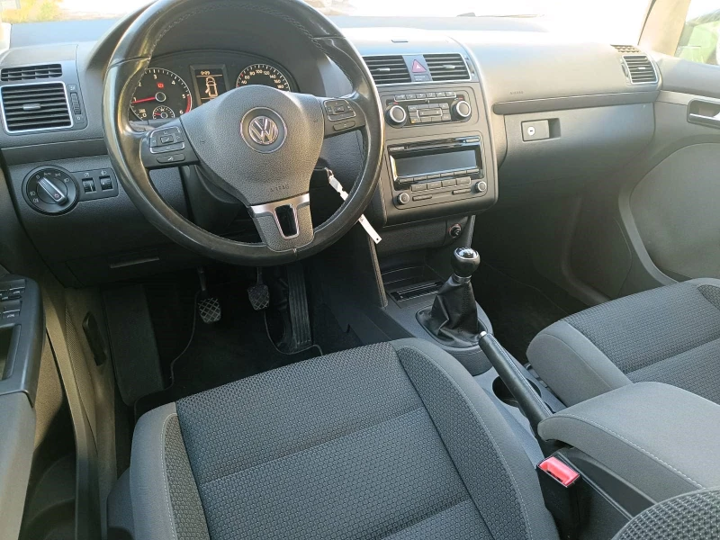 VW Touran 7 места, 1, 6TDI 105к.с. Топ състояние, снимка 11 - Автомобили и джипове - 47434960