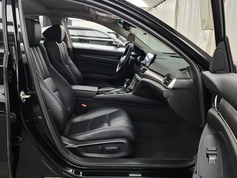 Honda Accord 1.5 TURBO, снимка 11 - Автомобили и джипове - 55207385