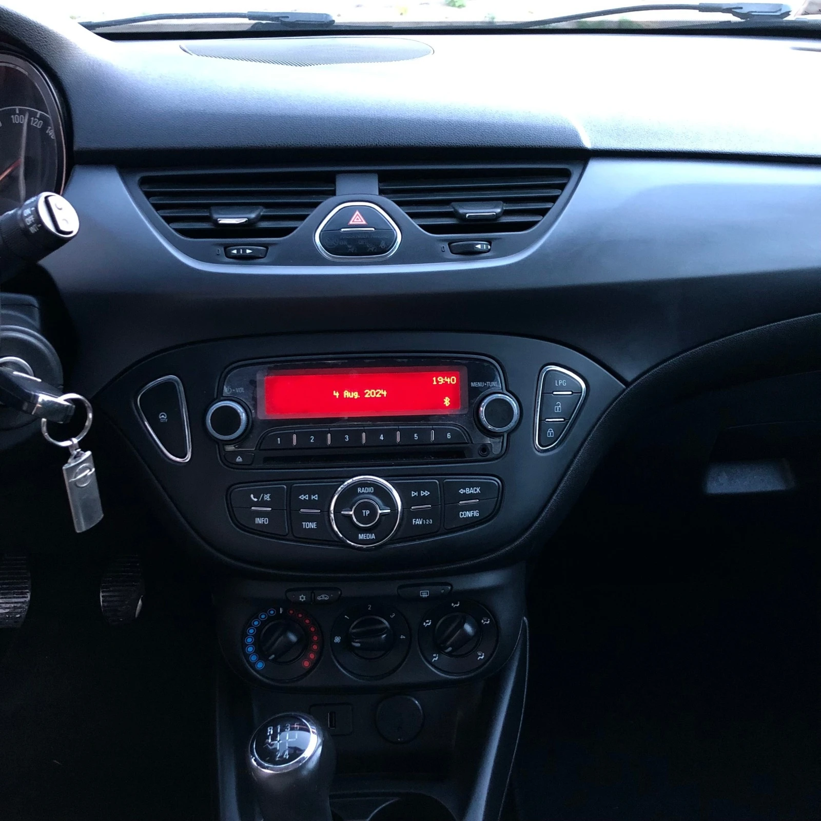 Opel Corsa 1.4 LPG 90Hp - изображение 8