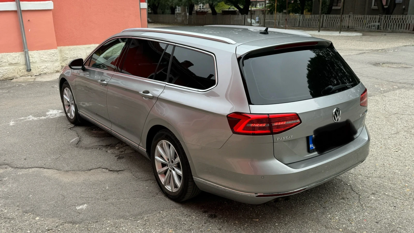 VW Passat B8 Highline 2.0TDI 190к.с. EURO 6B Distronic - изображение 2