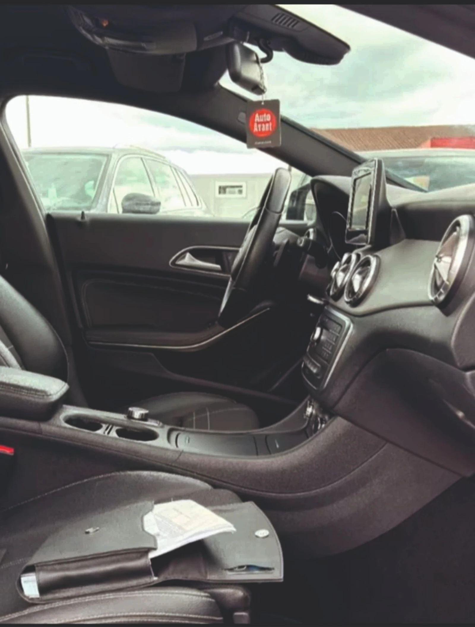 Mercedes-Benz CLA 180, снимка 9 - Автомобили и джипове - 54650460