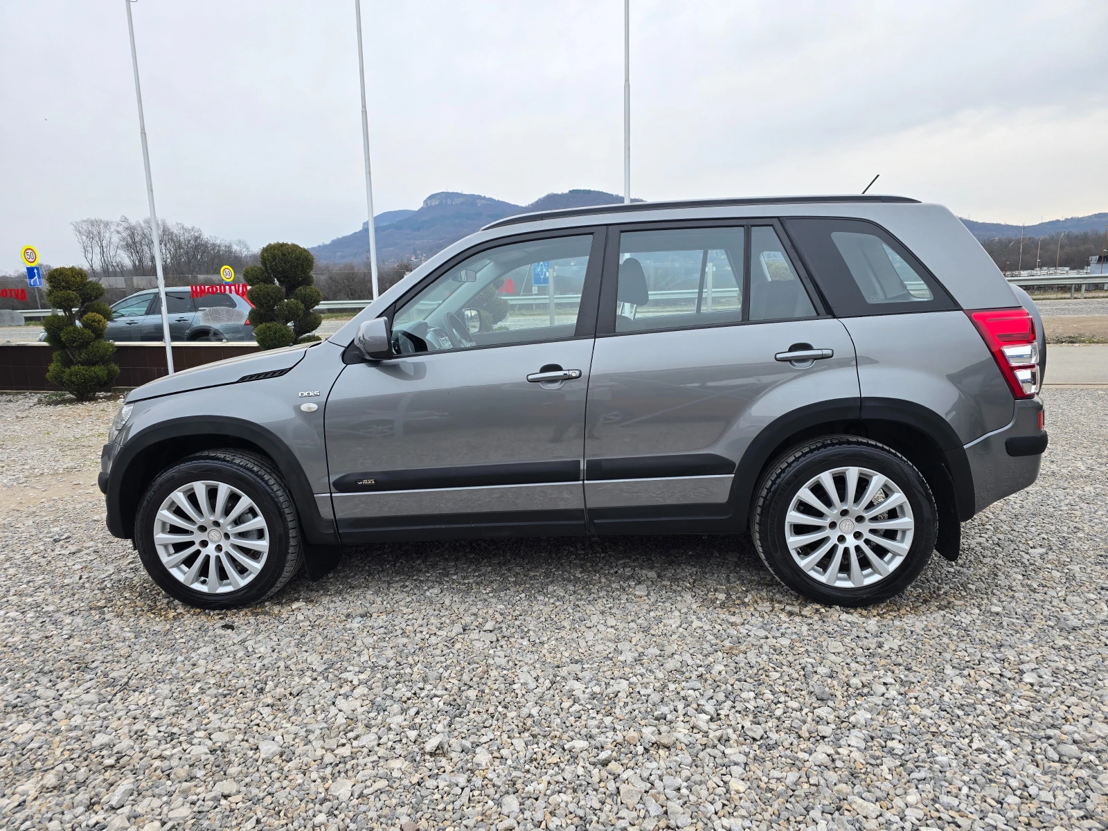 Suzuki Grand vitara 1.9DDIS РЕАЛНИ КИЛОМЕТРИ ! ! КЛИМАТРОНИК ! ! НАВИ, снимка 2 - Автомобили и джипове - 53871798