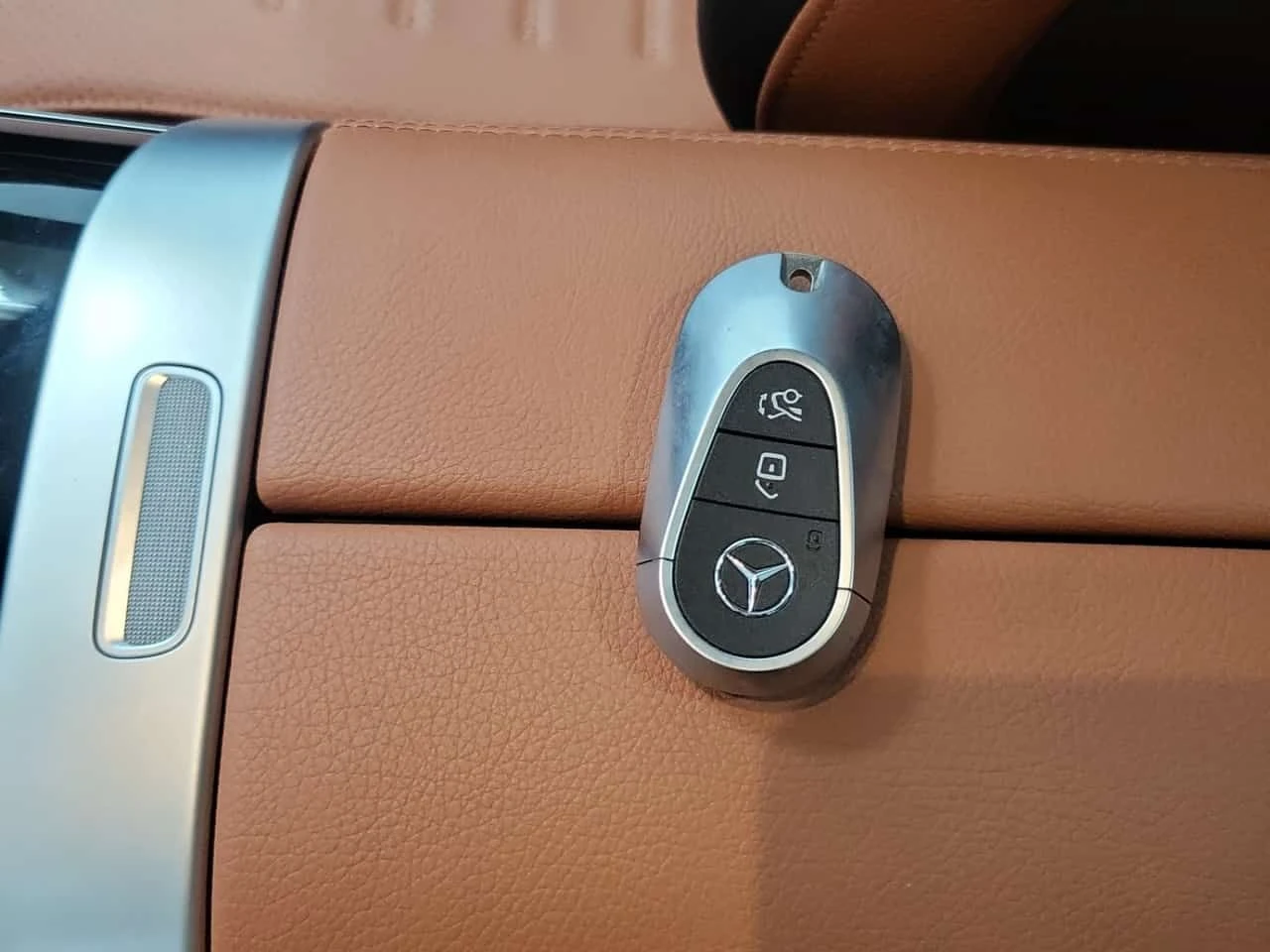 Mercedes-Benz GLC 300 BURMESTER| PANO| 360| AMBIENT| DISTRONIK PLUS, снимка 17 - Автомобили и джипове - 54226339