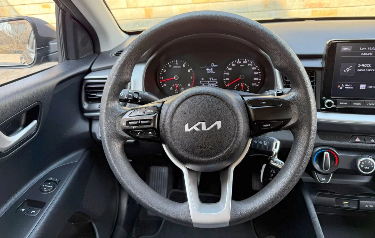 Kia Stonic 1.2i - 102000km, снимка 7 - Автомобили и джипове - 55816254