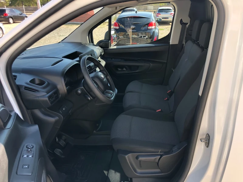 Toyota Proace City 1.5-D4D-131 k.c-6ск/УНИКАТ-ТОП СЪСТОЯНИЕ-ШВЕЙЦАРИЯ, снимка 12 - Автомобили и джипове - 51645240