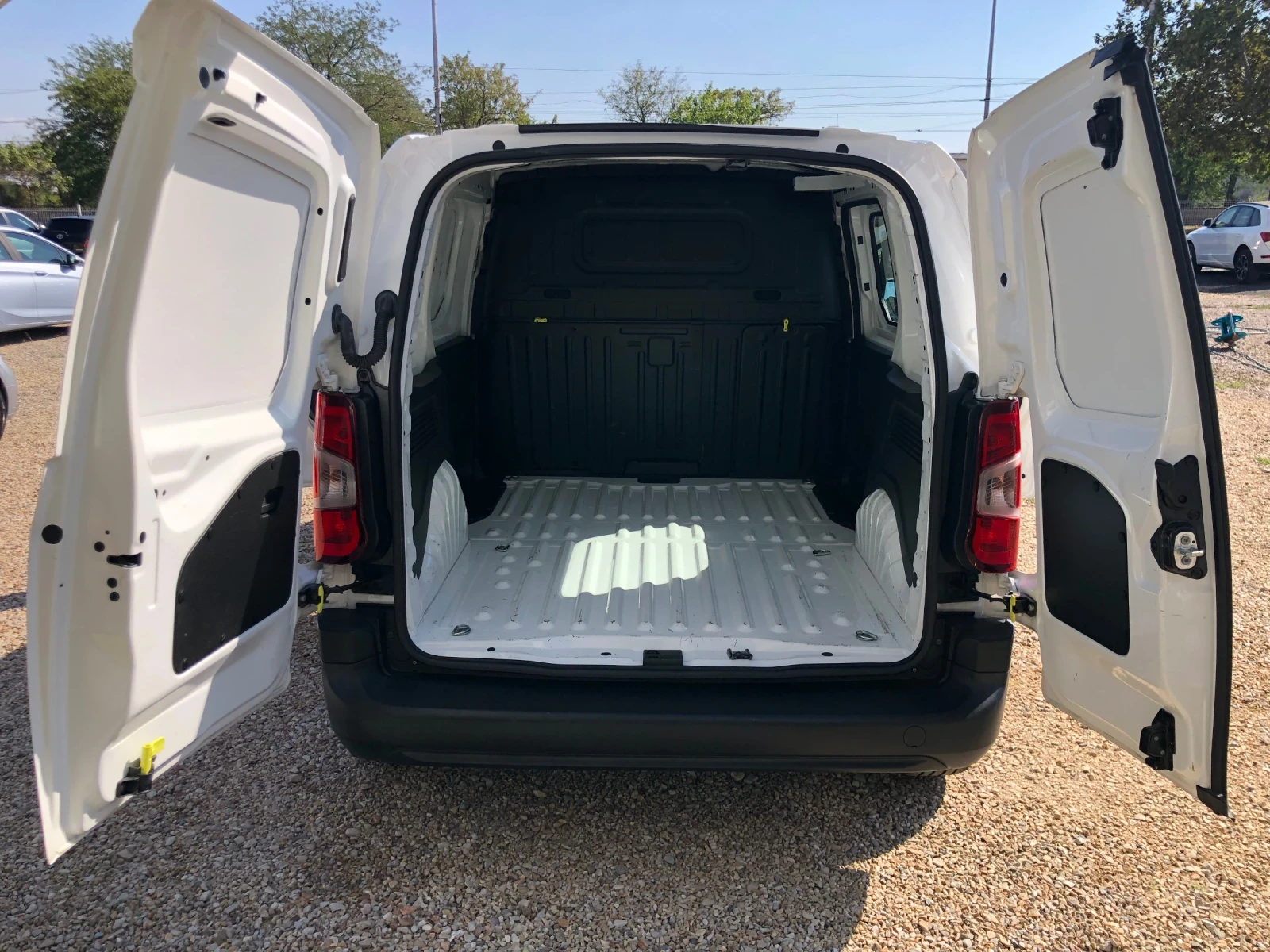 Toyota Proace City 1.5-D4D-131 k.c-6 ск/УНИКАТ-ТОП СЪСТОЯНИЕ - изображение 8