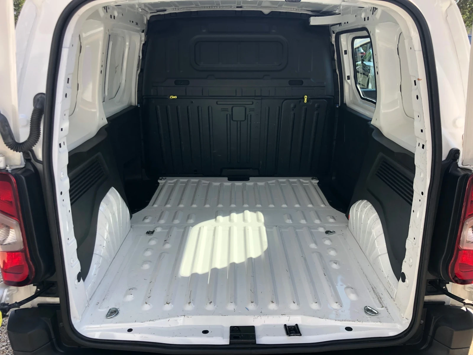 Toyota Proace City 1.5-D4D-131 k.c-6 ск/УНИКАТ-ТОП СЪСТОЯНИЕ - изображение 9