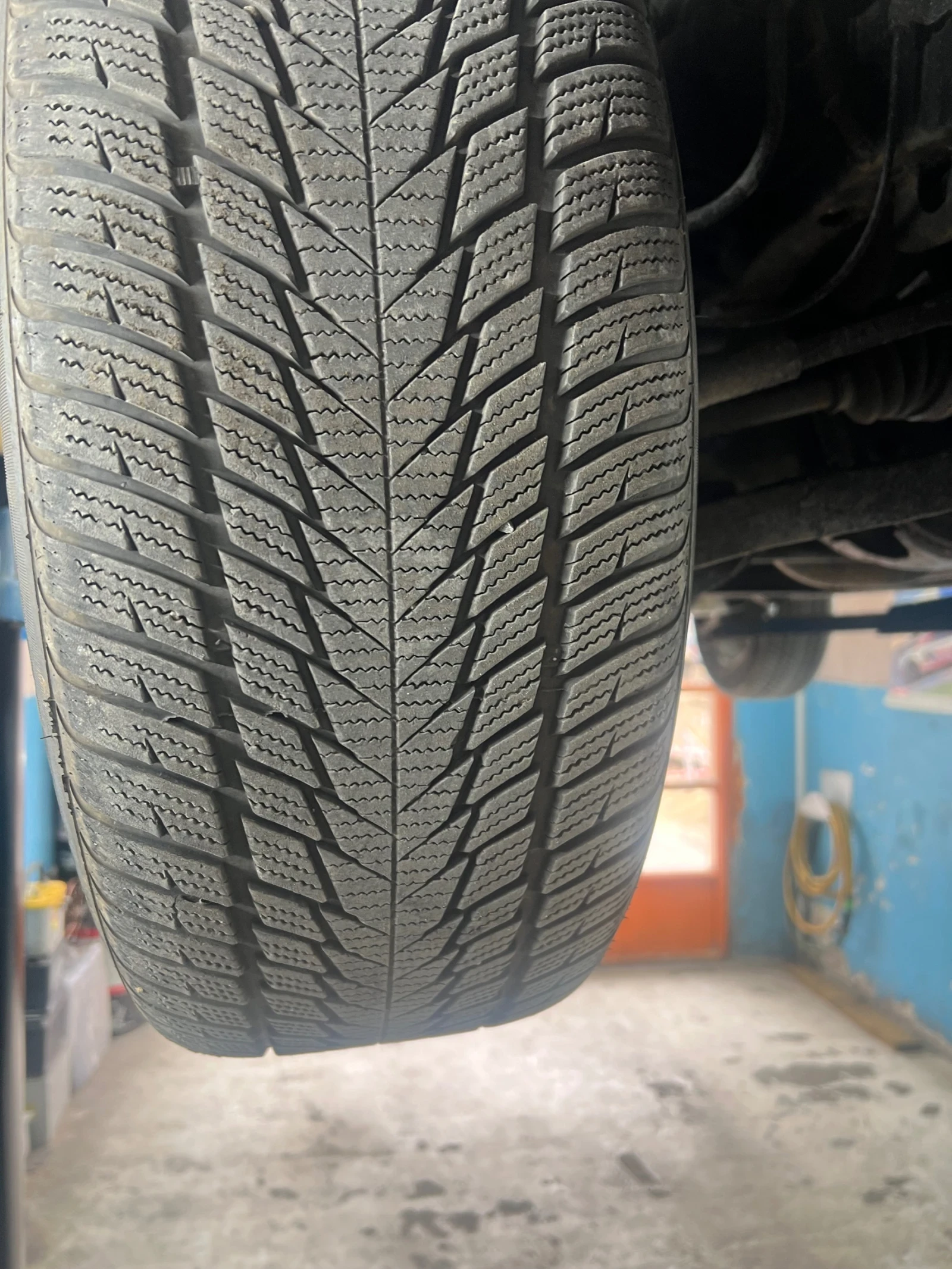 Гуми Зимни 235/60R16, снимка 2 - Гуми и джанти - 53949185