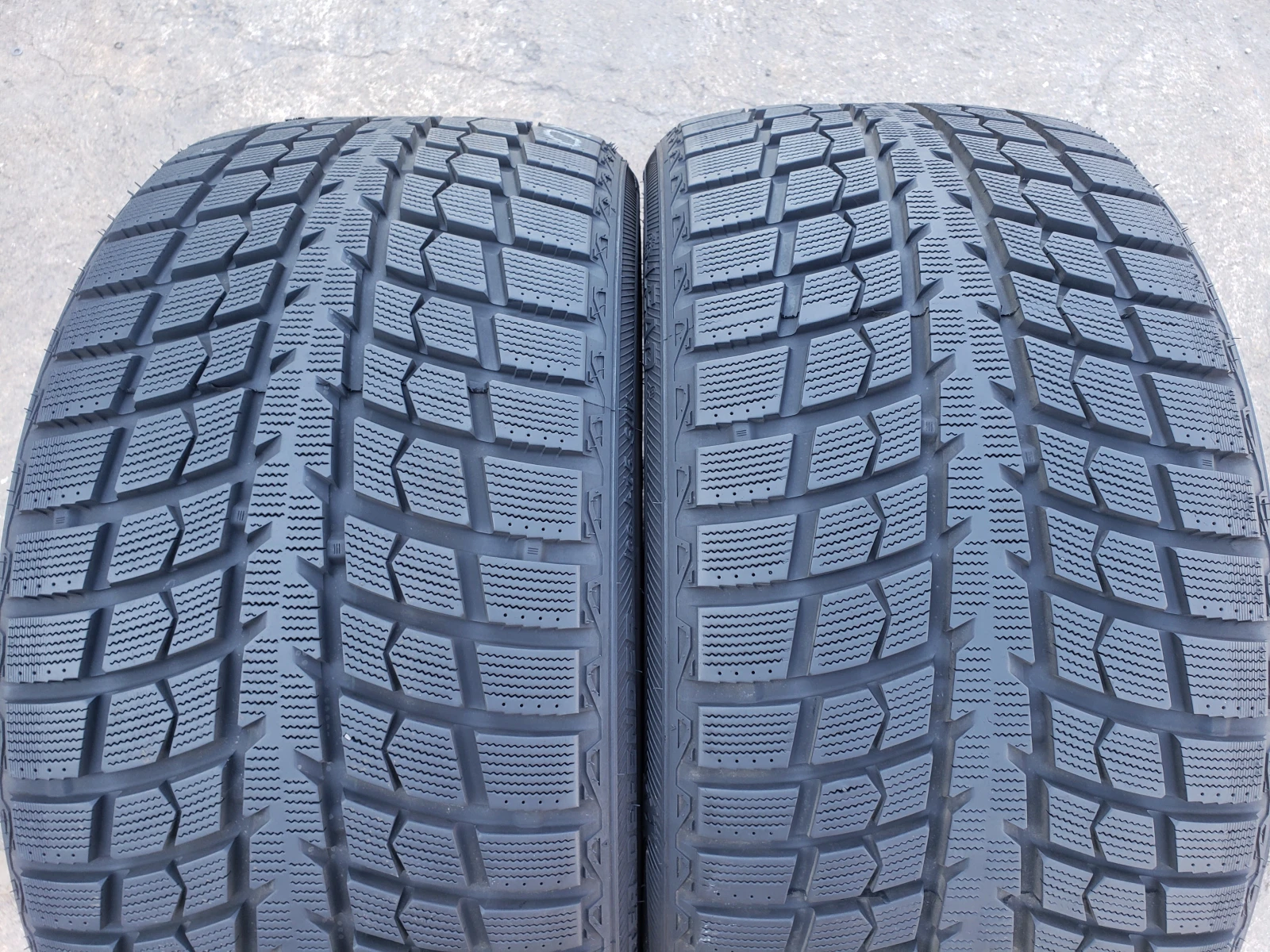 Гуми Зимни 285/35R20, снимка 2 - Гуми и джанти - 56038499