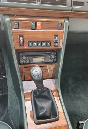 Mercedes-Benz E 230 Гаражен автомобил в уникално запазен вид, снимка 13