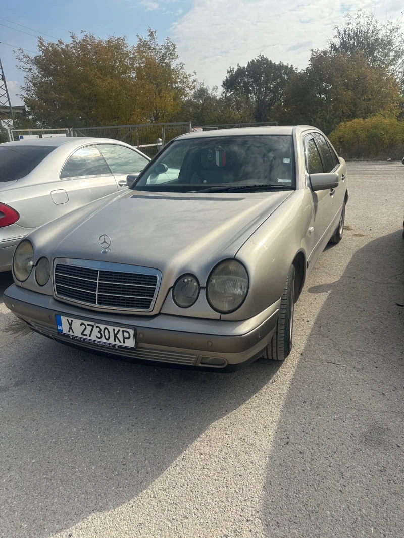 Mercedes-Benz E 220, снимка 1 - Автомобили и джипове - 47776543