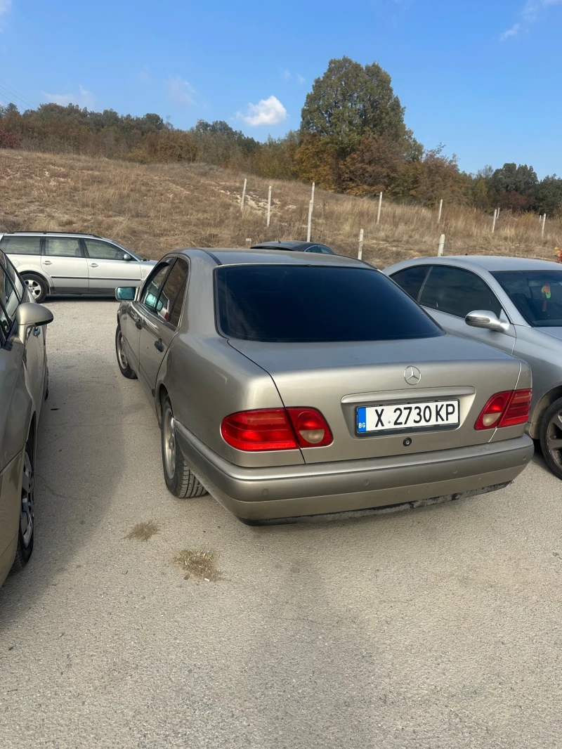 Mercedes-Benz E 220, снимка 2 - Автомобили и джипове - 47776543