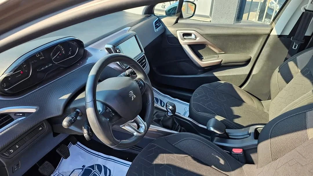 Peugeot 2008 1.2i---NAVI--LED--114.000km - изображение 5