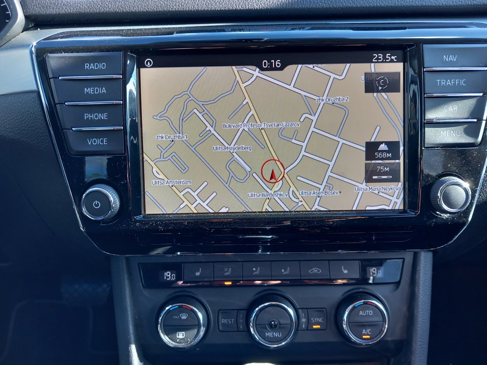 Skoda Superb 2.0 TDI/ 6DSG N1 - изображение 10