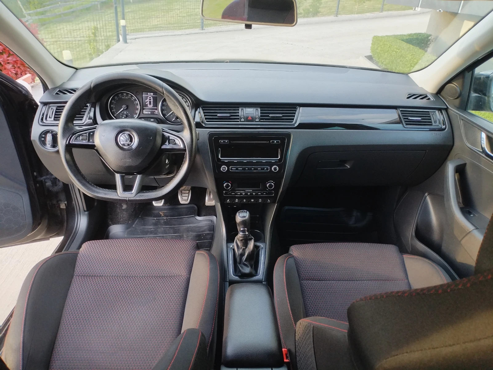 Skoda Rapid 1.6 TDI 90HP Климатроник Подгреви Hi-line , снимка 10 - Автомобили и джипове - 54416344