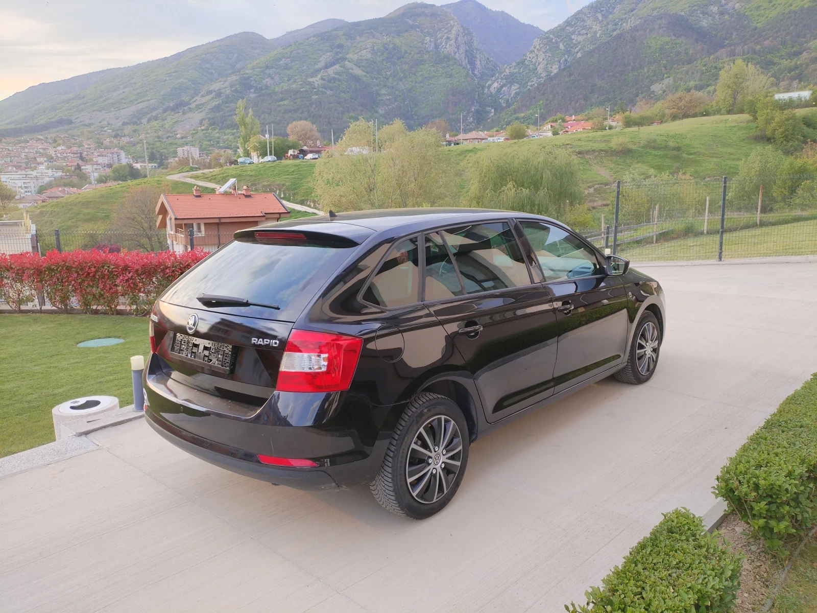 Skoda Rapid 1.6 TDI 90HP Климатроник Подгреви Hi-line , снимка 8 - Автомобили и джипове - 54416344