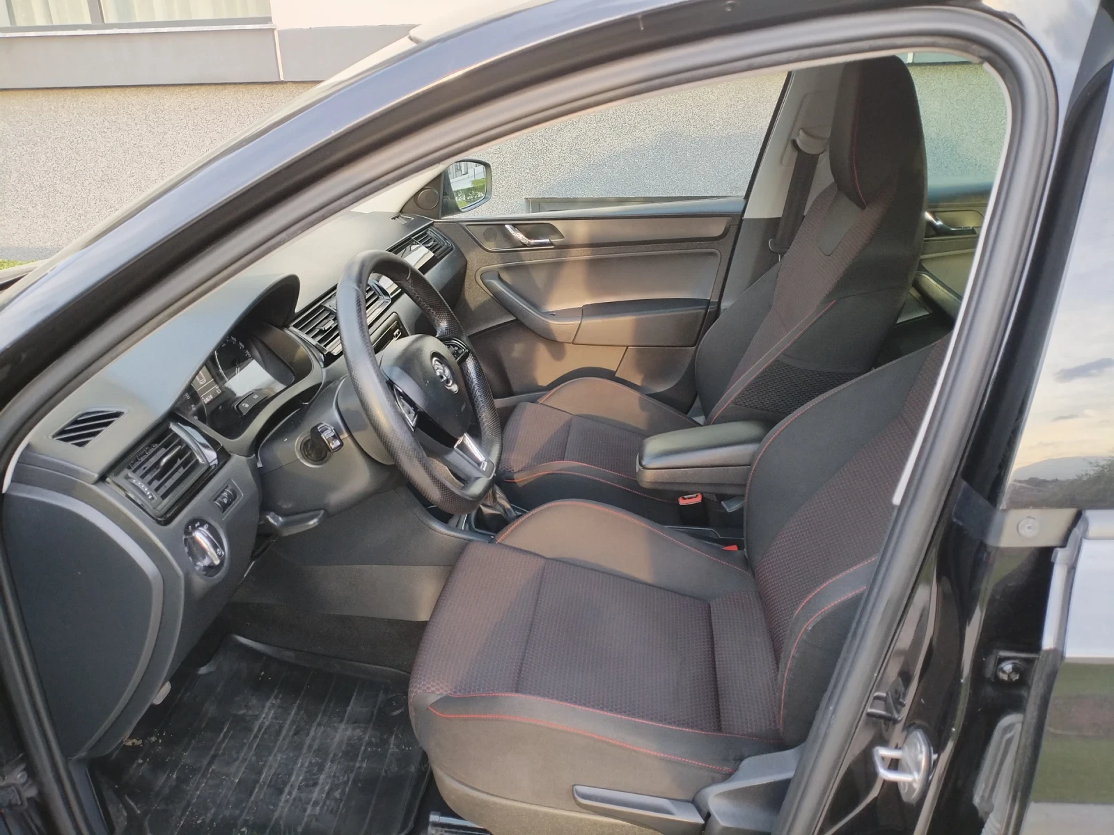 Skoda Rapid 1.6 TDI 90HP Климатроник Подгреви Hi-line , снимка 9 - Автомобили и джипове - 54416344