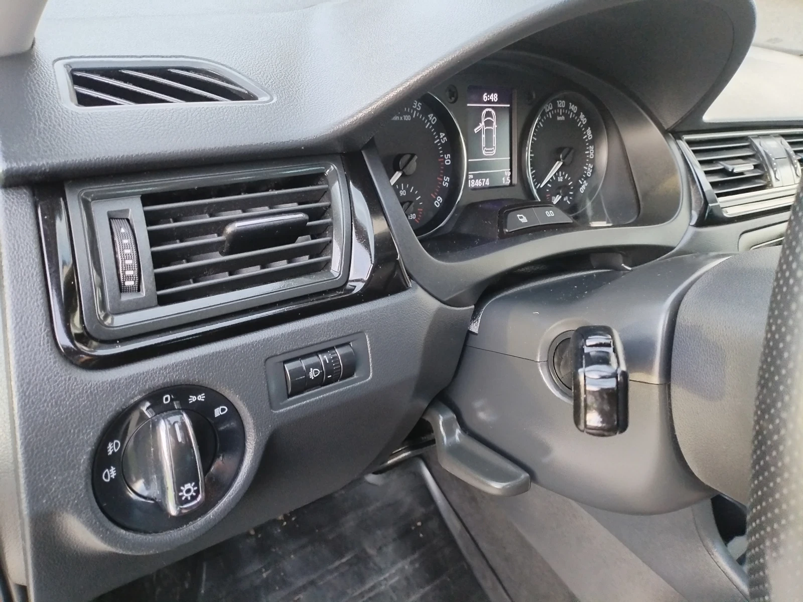 Skoda Rapid 1.6 TDI 90HP Климатроник Подгреви Hi-line , снимка 12 - Автомобили и джипове - 54416344