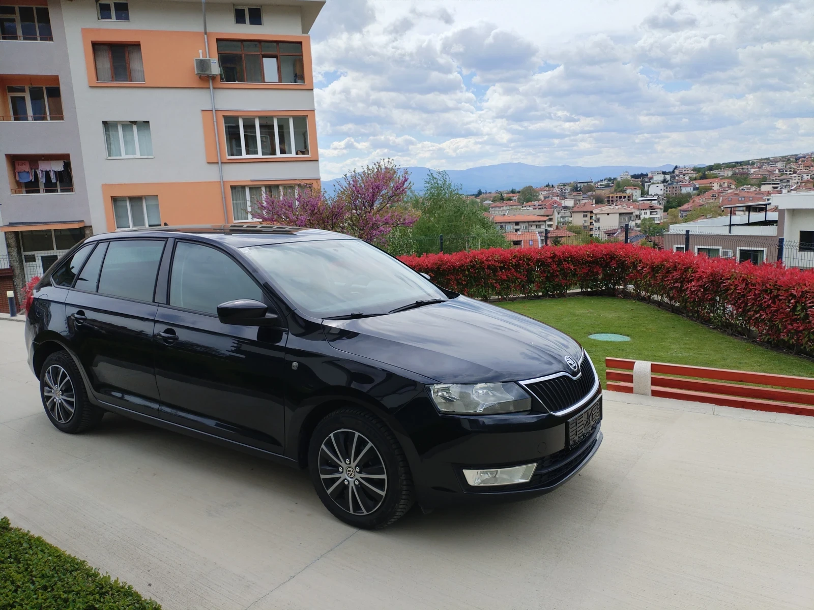 Skoda Rapid 1.6 TDI 90HP Климатроник Подгреви Hi-line , снимка 4 - Автомобили и джипове - 54416344