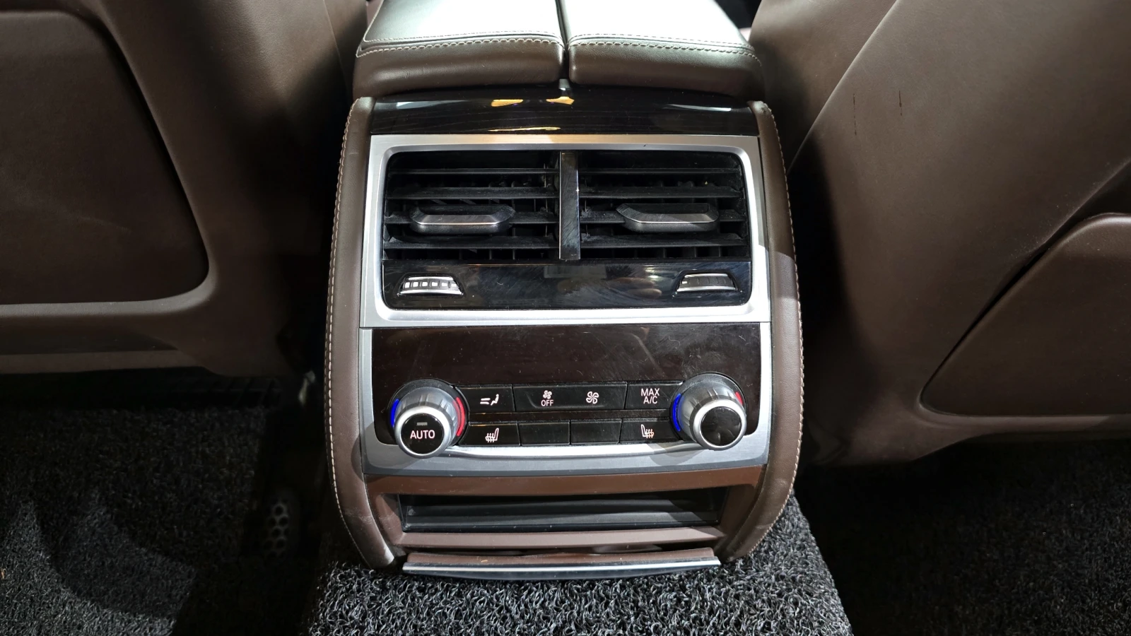 BMW 740 M-PK* 8ZF* SOFT-CLOSE* ОБДУХ* МАСАЖ* HEAD-UP* 360*, снимка 17 - Автомобили и джипове - 54649721
