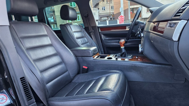 VW Touareg 6скорости/Навигациа/Кожа/Пружини, снимка 13 - Автомобили и джипове - 52923665