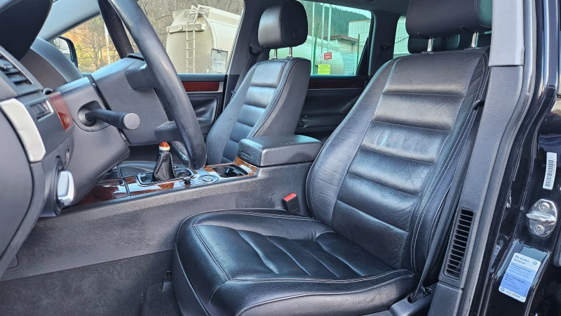 VW Touareg 6скорости/Навигациа/Кожа/Пружини, снимка 12 - Автомобили и джипове - 52923665