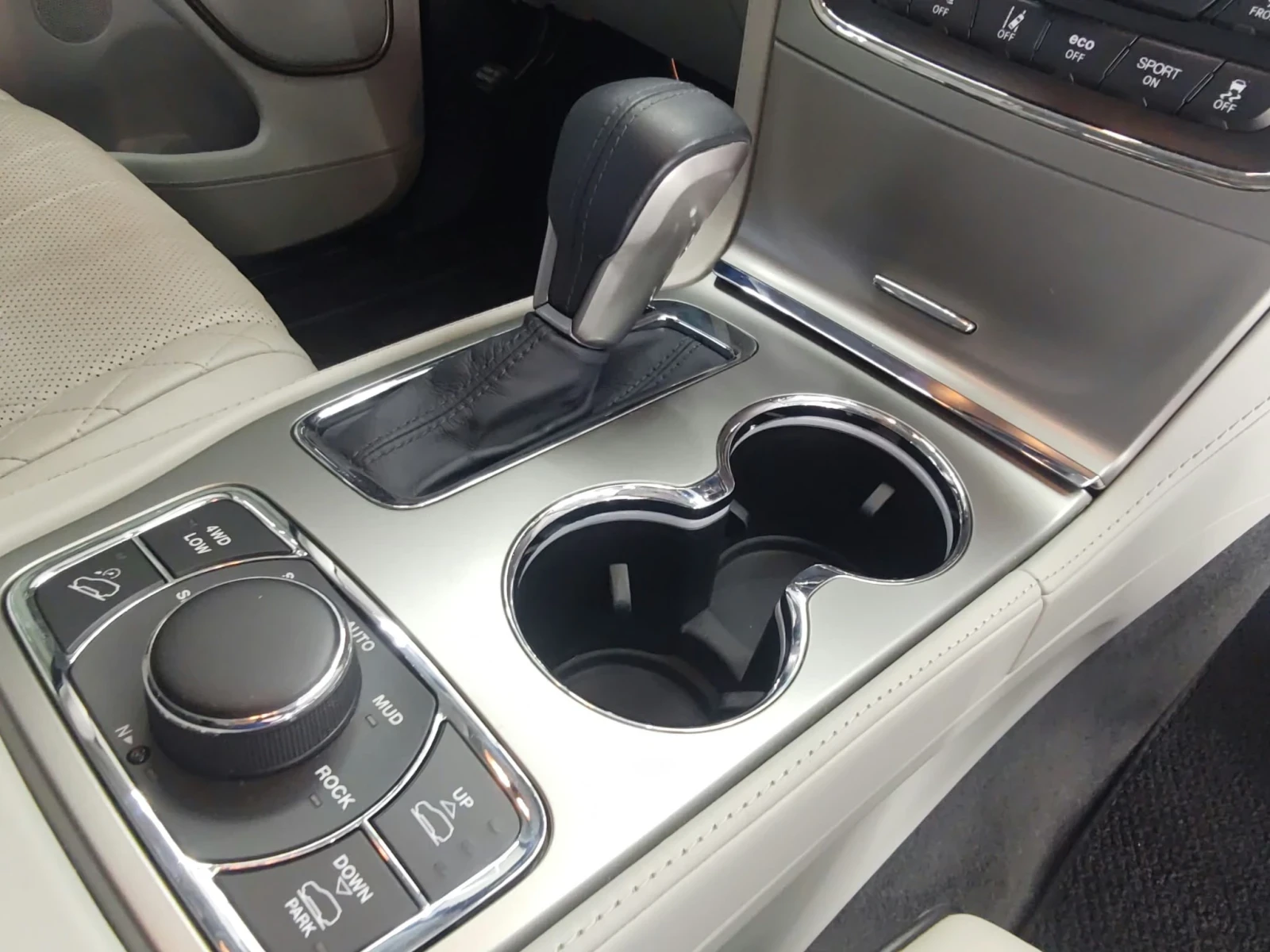 Jeep Cherokee 5.7 Hemi Summit, снимка 9 - Автомобили и джипове - 55885681