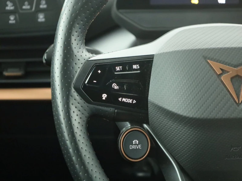 Cupra Born E-BOOST/231HP/CAM/NAVI/LED/AMBI/CARPLAY/KLESS/614v, снимка 8 - Автомобили и джипове - 50685335