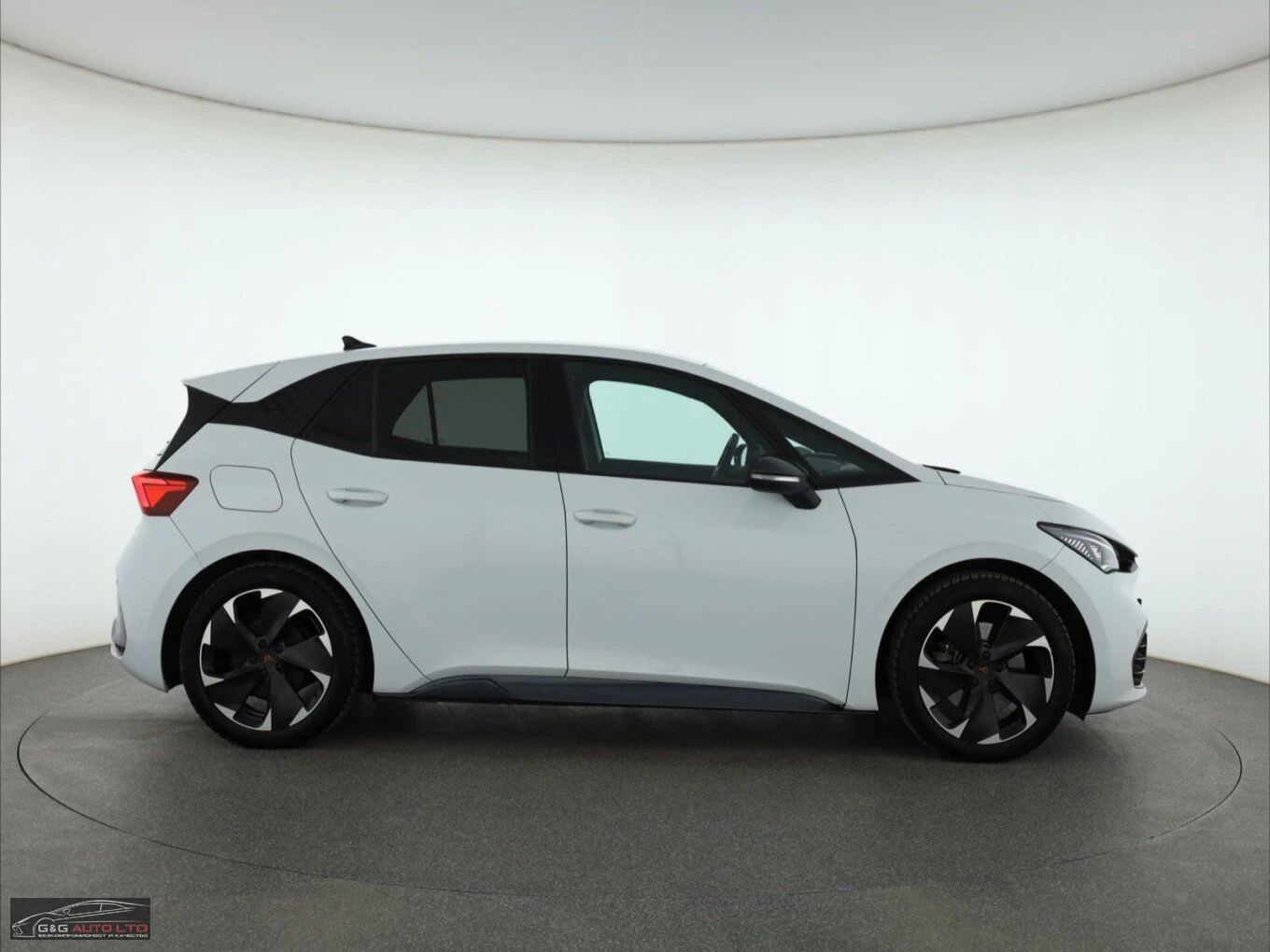 Cupra Born E-BOOST/231HP/CAM/NAVI/LED/AMBI/CARPLAY/KLESS/614v - изображение 2