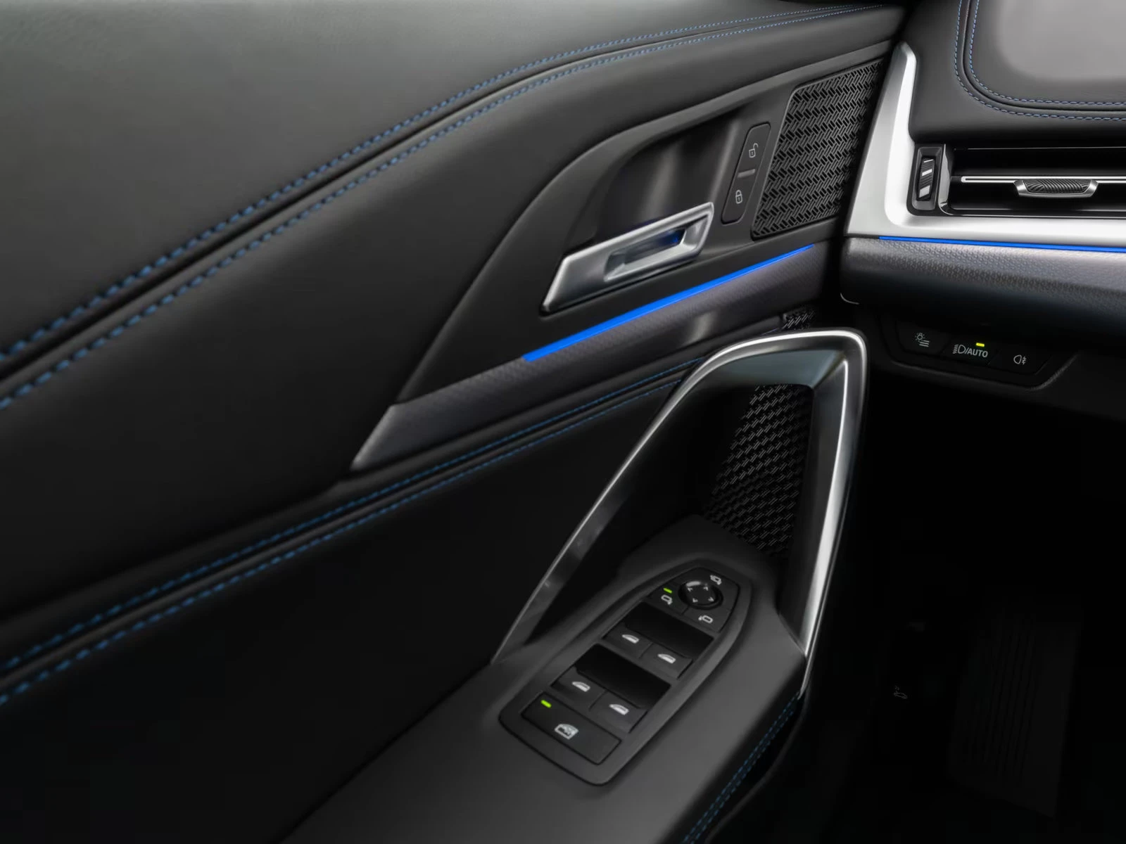 BMW iX1 xDrive30/313HP/M-SPORT/SHADOW/H&K/CAM/H.PUMP/322q, снимка 15 - Автомобили и джипове - 54604735