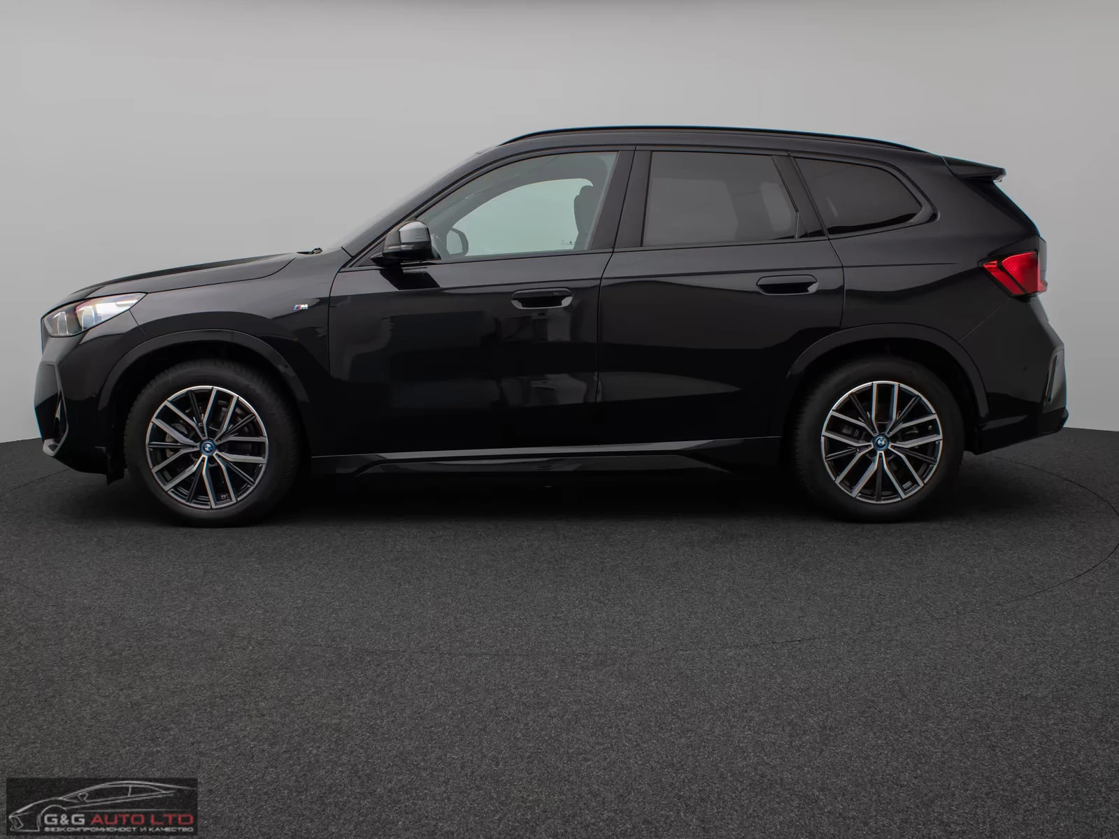 BMW iX1 xDrive30/313HP/M-SPORT/SHADOW/H&K/CAM/H.PUMP/322q, снимка 3 - Автомобили и джипове - 54604735