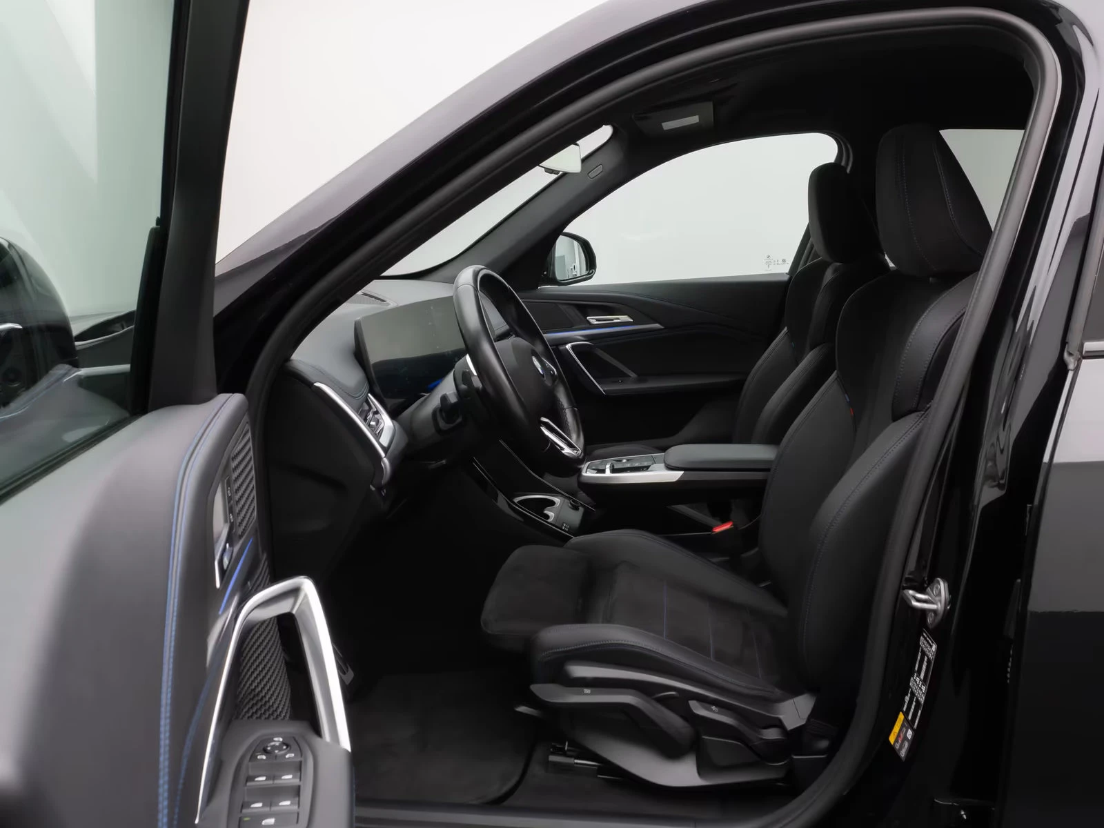 BMW iX1 xDrive30/313HP/M-SPORT/SHADOW/H&K/CAM/H.PUMP/322q, снимка 9 - Автомобили и джипове - 54604735