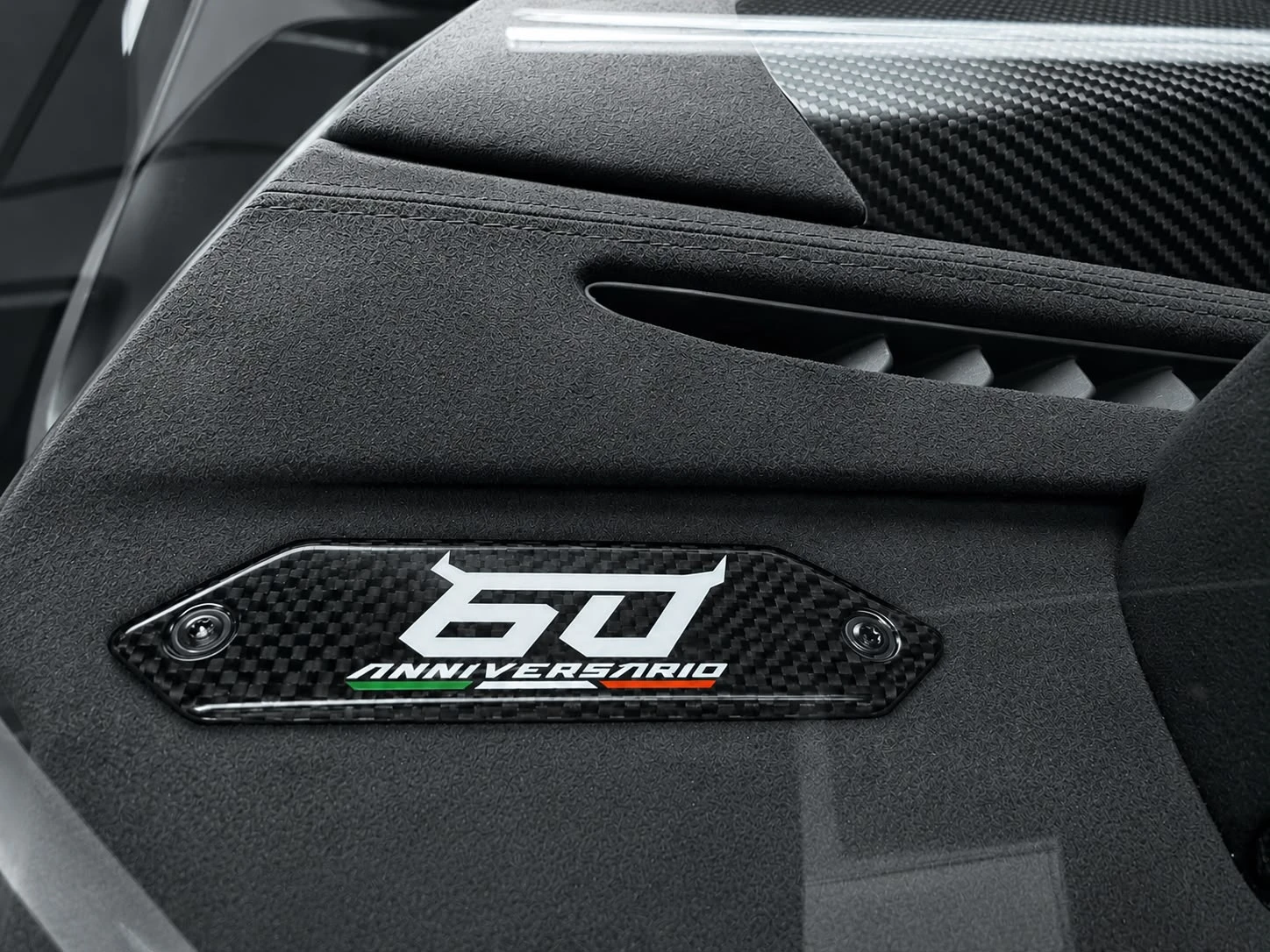 Lamborghini Revuelto 6.5 V12 HPEV/VERDE TURBINE/60th ANNIVERSARY/CARBON, снимка 16 - Автомобили и джипове - 55808671