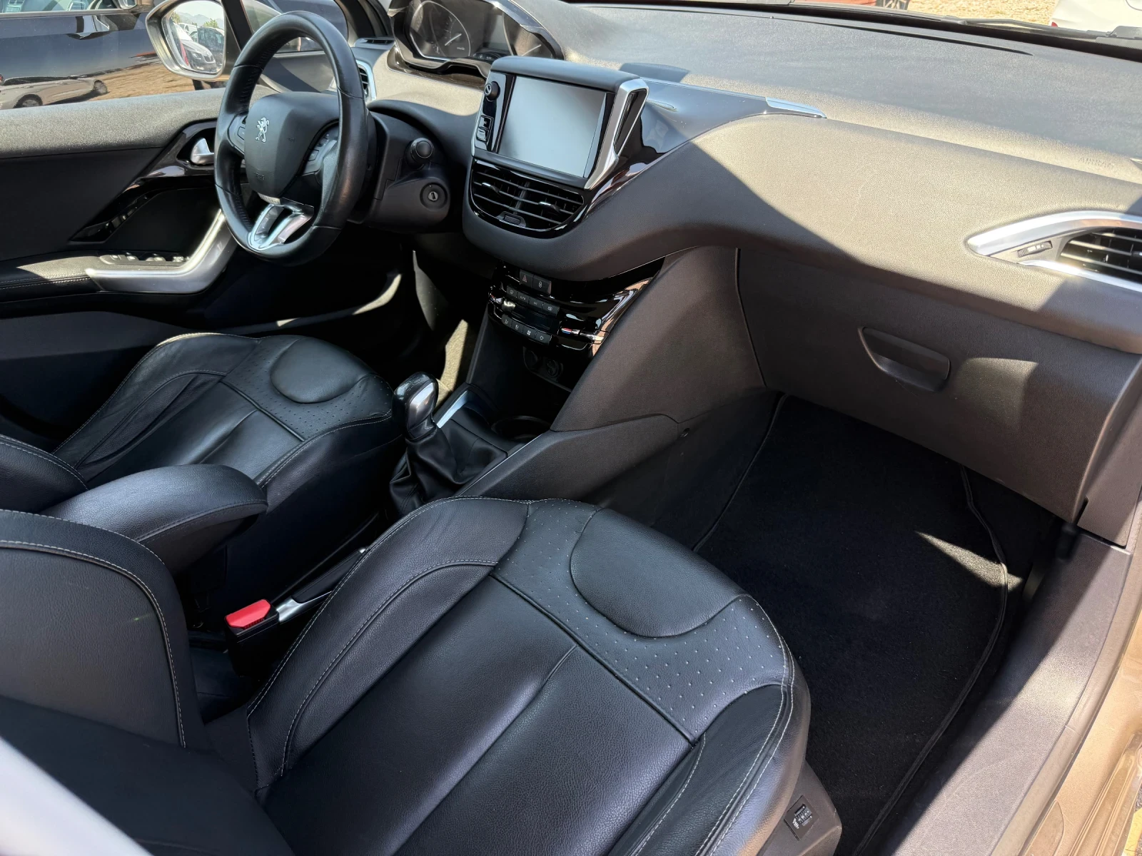 Peugeot 208 1.2/Allure/Full option/360* /Euro6, снимка 12 - Автомобили и джипове - 55941390