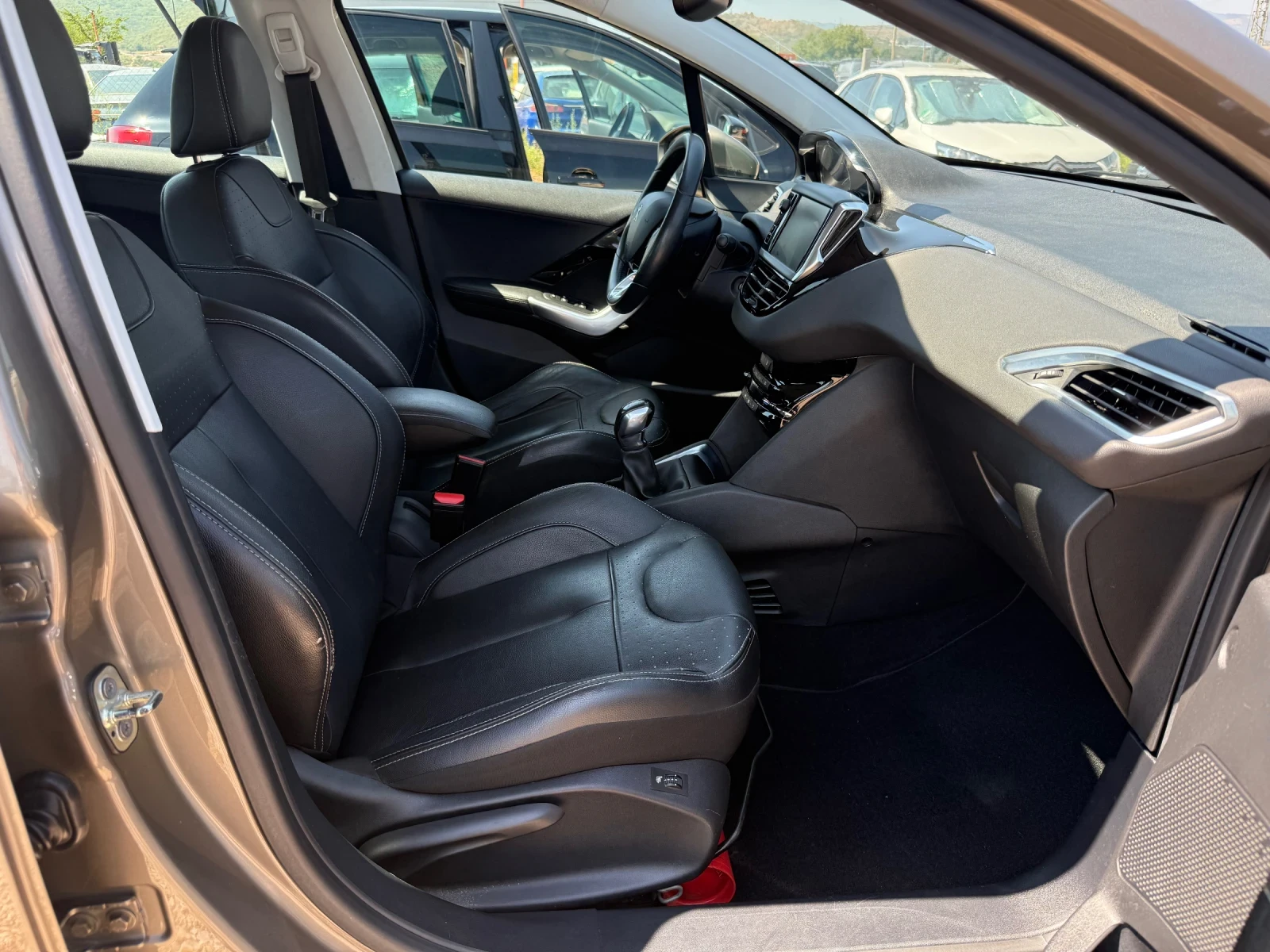 Peugeot 208 1.2/Allure/Full option/360* /Euro6, снимка 11 - Автомобили и джипове - 55941390