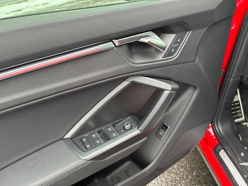 Audi Q3 Progressiv  CARFAX, снимка 12 - Автомобили и джипове - 53108787