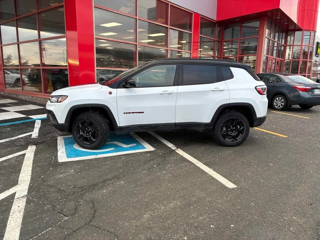 Jeep Compass * Trailhawk * CARFAX * ЗАДНА КАМЕРА * ПОДГРЕВИ - изображение 2