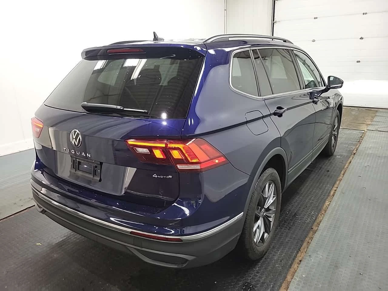 VW Tiguan * CARFAX * АВТОКРЕДИТ БЕЗ ПЪРВОНАЧАЛНА ВНОСКА, снимка 3 - Автомобили и джипове - 55460168
