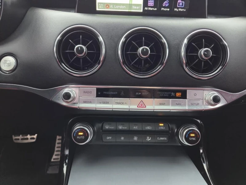 Kia Stinger ОБДУХВАНЕ* ПАМЕТ* ПАНОРАМА* ПОДГРЕВ* КОЖА* КАМЕРА*, снимка 13 - Автомобили и джипове - 53063639