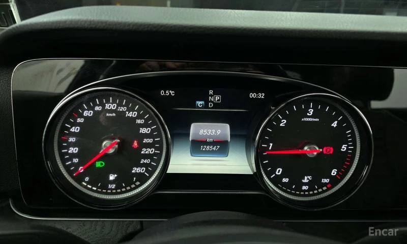 Mercedes-Benz E 220, снимка 8 - Автомобили и джипове - 53205601