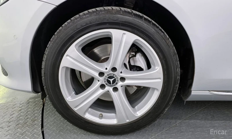 Mercedes-Benz E 220, снимка 5 - Автомобили и джипове - 53205601