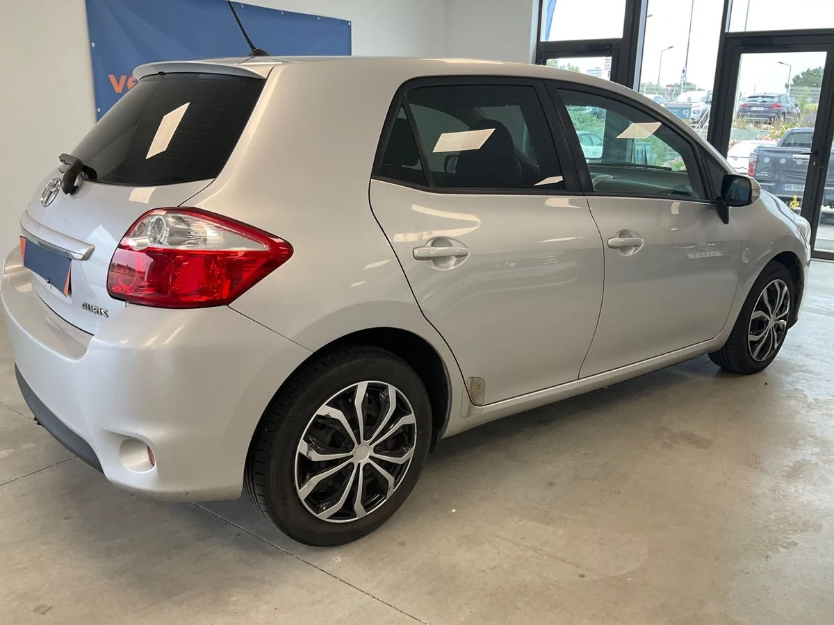 Toyota Auris 1.4 Turbodiesel - изображение 2