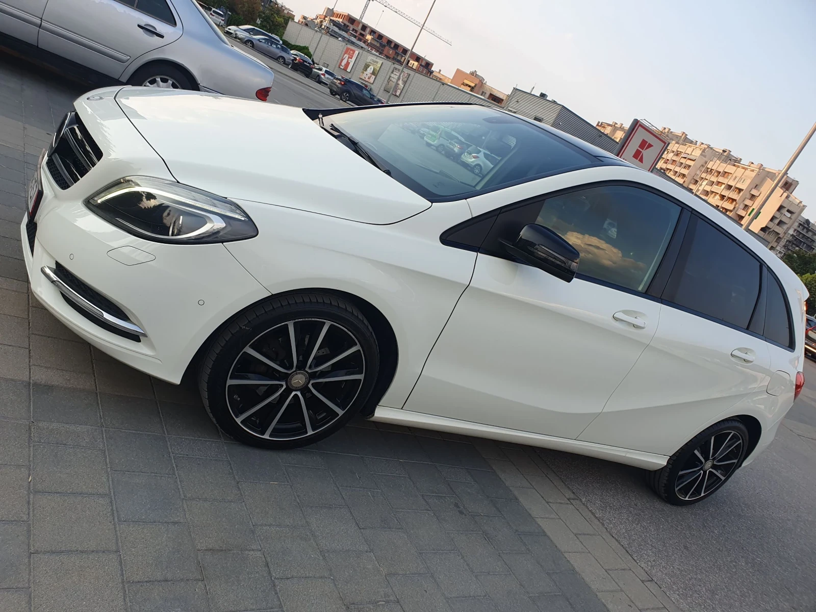 Mercedes-Benz B 200  AUT NAVI PODGREV PANORAMA KAMERA AMG - изображение 8