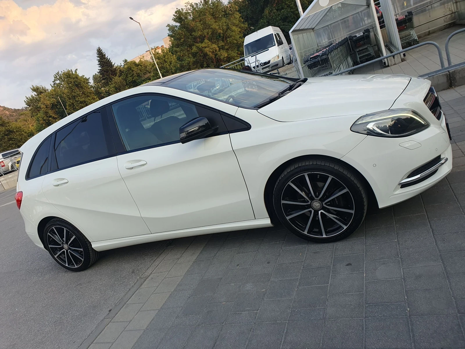 Mercedes-Benz B 200  AUT NAVI PODGREV PANORAMA KAMERA AMG - изображение 7