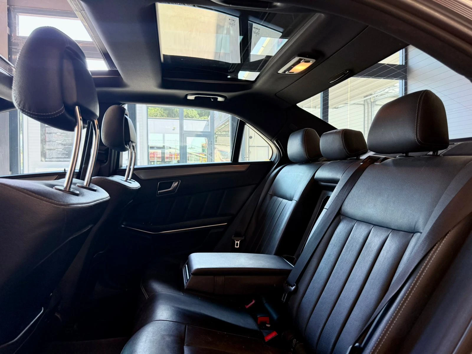 Mercedes-Benz E 350 AMG* 4M* Bluetec* Pano* Подгрев*  ЛИЗИНГ , снимка 14 - Автомобили и джипове - 55890300