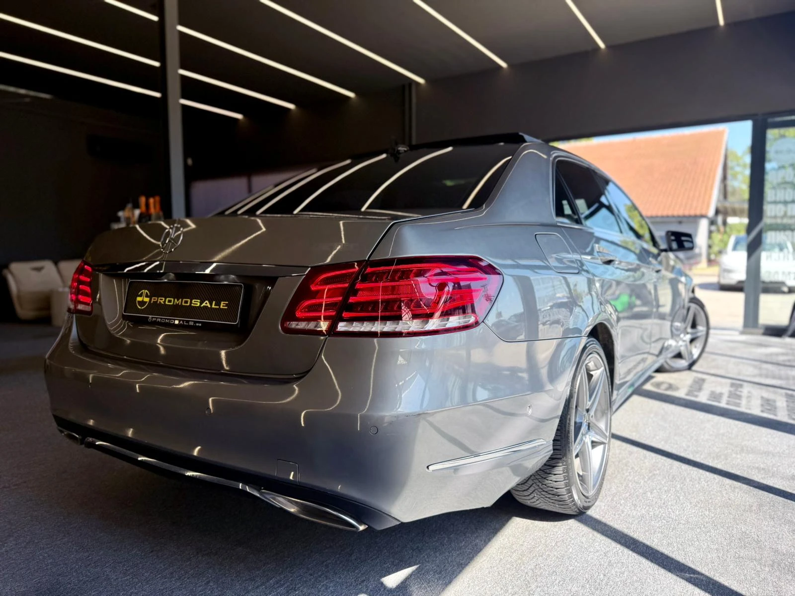 Mercedes-Benz E 350 AMG* 4M* Bluetec* Pano* Подгрев*  ЛИЗИНГ , снимка 6 - Автомобили и джипове - 55890300