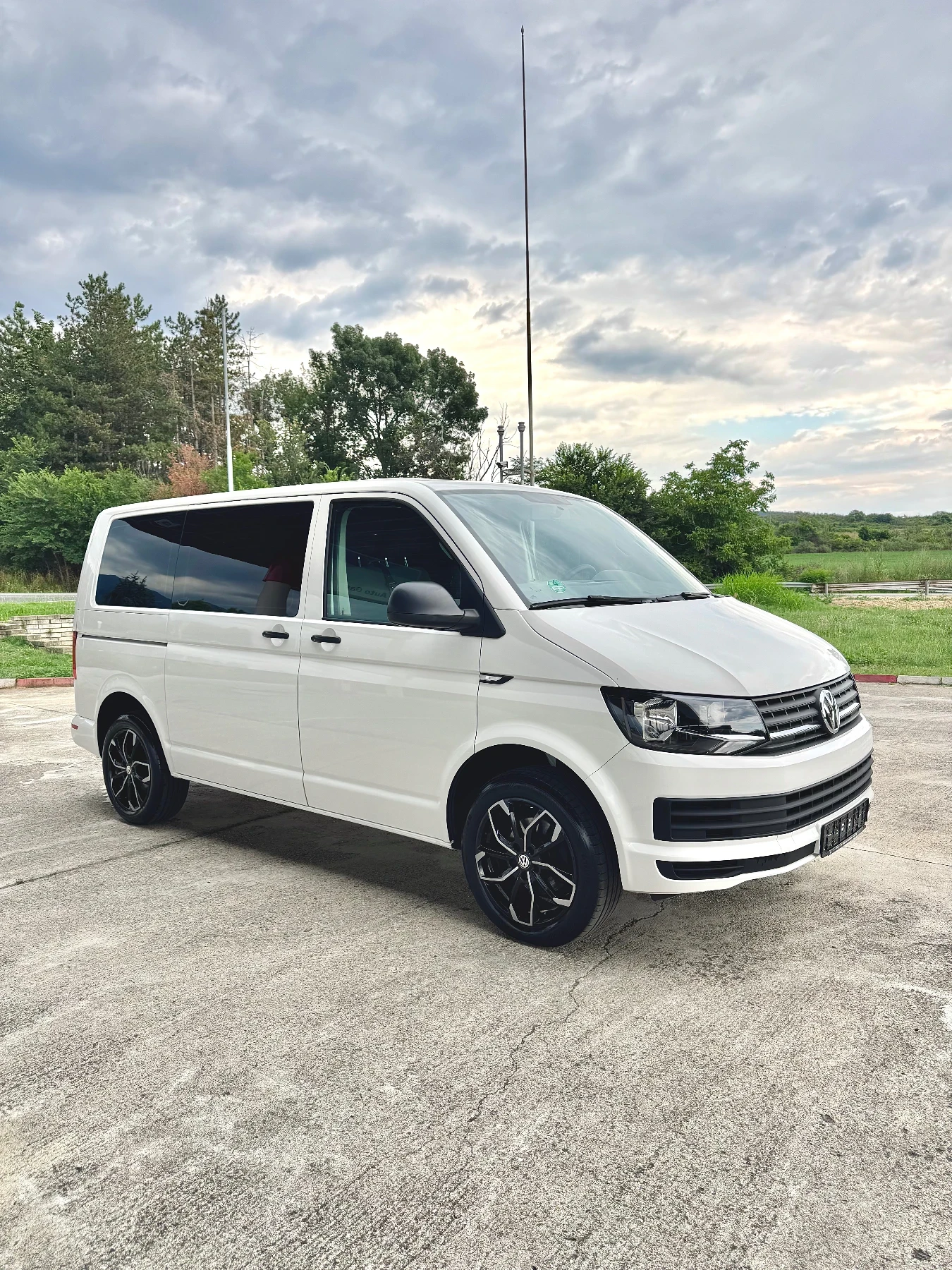 VW T6 2.0 TDI, 6 места, 2хКлима, Нави, EURO 6, Теглич !, снимка 3 - Бусове и автобуси - 55343727